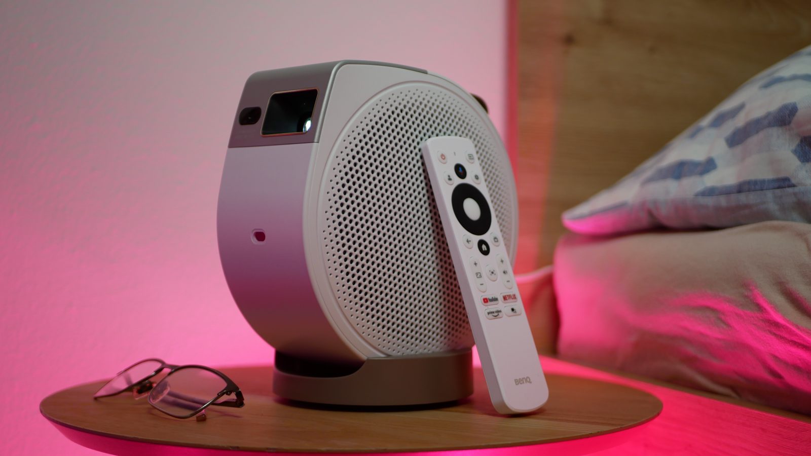 Recenze projektoru BenQ GV32: Domácí kino z pohodlí postele