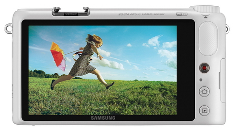 Samsung NX2000 s velkým dotykovým displejem