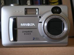 Minolta DiMAGE E223: čelem k masám aneb levná a šikovná