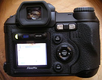 S5000: přitažlivá třímegová EVFka