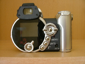 DiMAGE Z1: Rychlá a originálně tvarovaná zrcadlovka