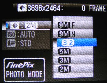 FinePix E900: Devítimilionový nadupaný kompakt