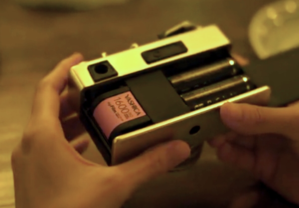 Digitální fotoaparát Yashica Y35 digiFilm, který potřebuje "film"