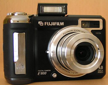 FinePix E900: Devítimilionový nadupaný kompakt