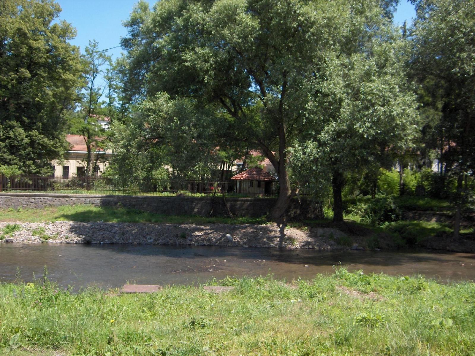 HP Photosmart R707: Šikovný kompakt v nezvyklém balení