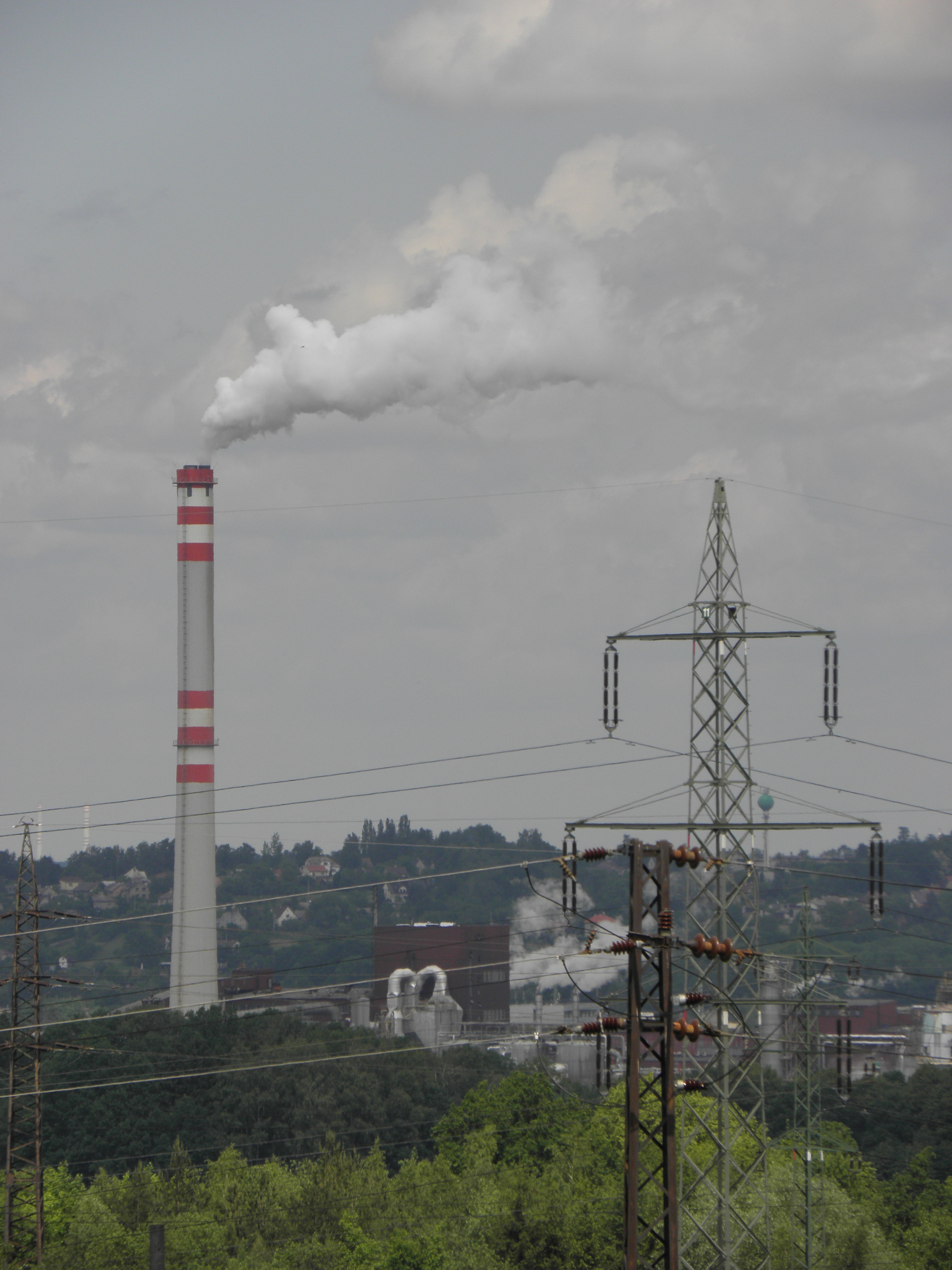 Olympus SP-590UZ: 26× zoom pro každého