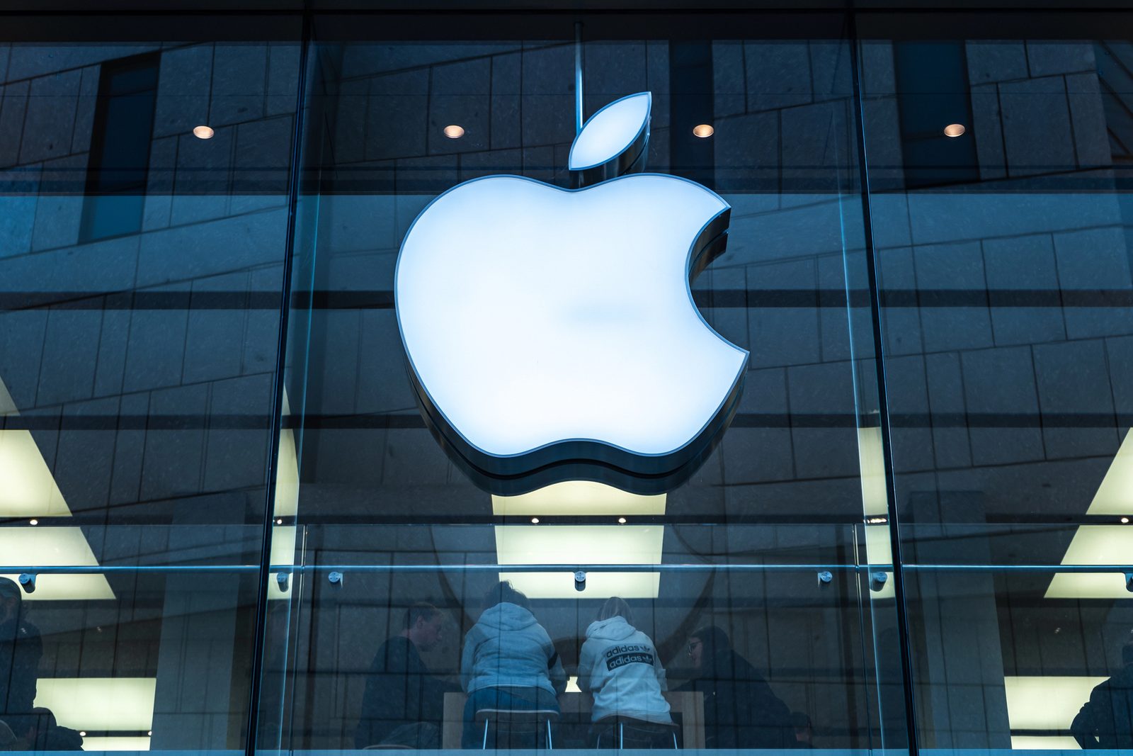 iOS 26.5 klepe na dveře: Šifrované RCS a reklamy v Maps
