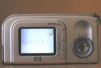 M22: odolný drobeček s fixním ohniskem