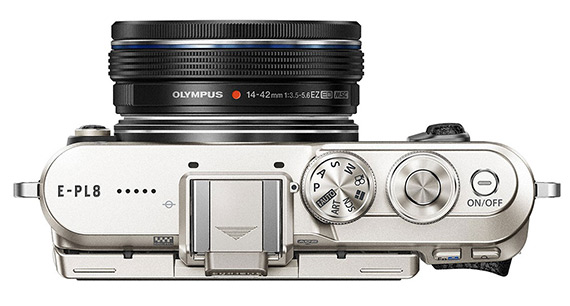 Stylový Olympus PEN E-PL8 se selfie displejem