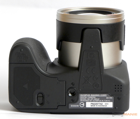 Olympus SP-590UZ: 26× zoom pro každého