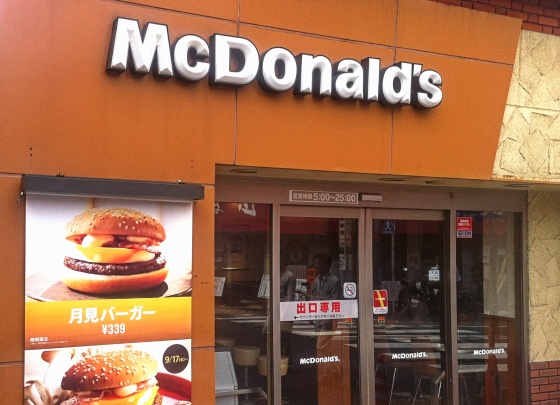 Žena žaluje McDonald's: fotka cheeseburgeru ji prý přiměla přerušit půst