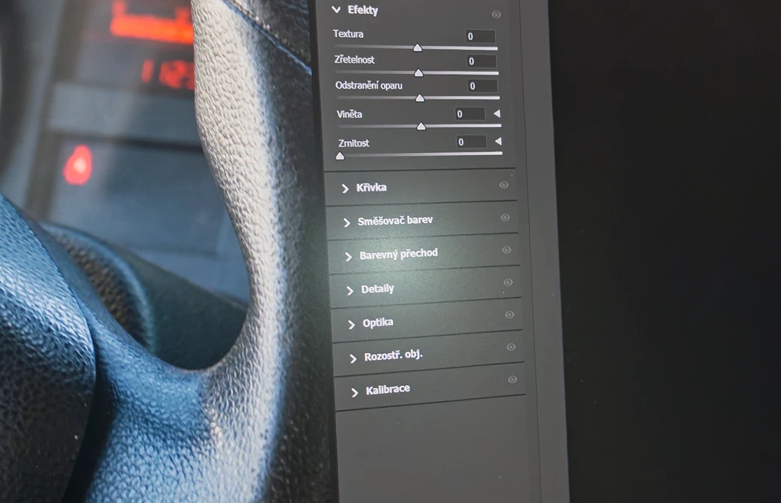 Odlesky světla z LED iPhonu (PD2730S vlevo, PD2720U vpravo)