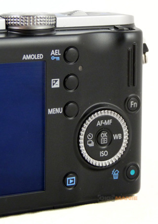 Samsung NX100: "zrcadlovka" do kapsy