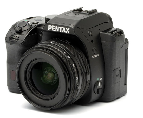 APS-C DSLR Ricoh Pentax s 18-50mm objektivem