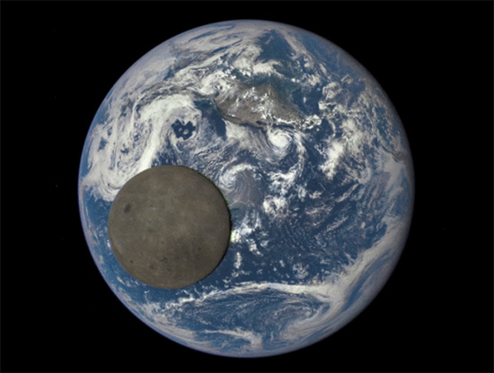 NASA Měsíc před Zemí