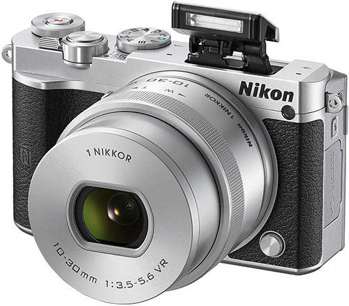 Nikon 1 J5 s vyklopeným bleskem