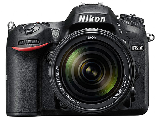 Nikon D7200 přední pohled