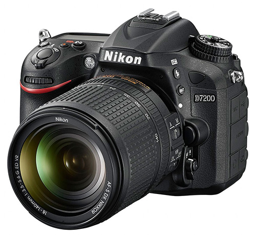 Nikon D7200 s 18-140mm objektivem