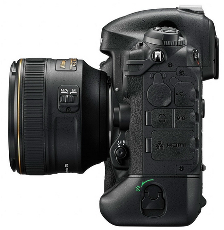 Nikon D4s zleva