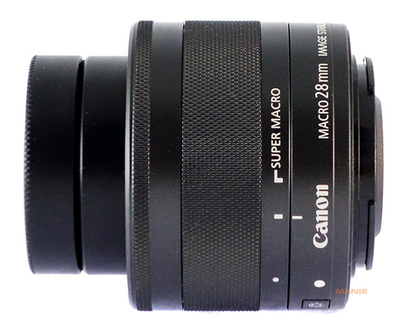 Canon EF-M 28mm F3.5 Macro IS zboku