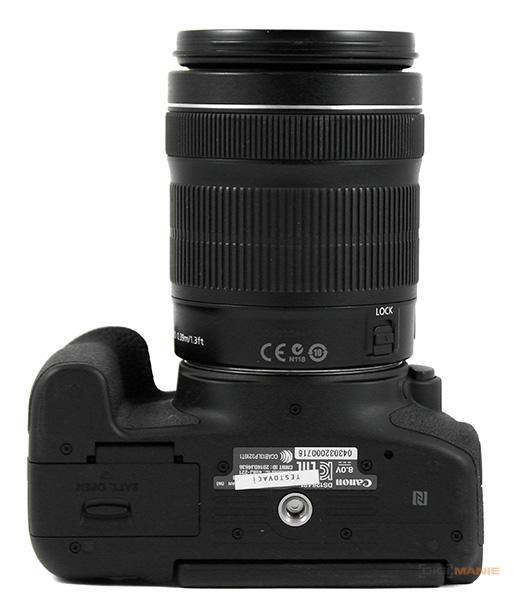 Canon EOS 760D spodní strana