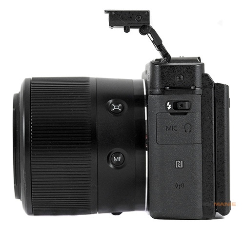 Canon PowerShot G3 X levá strana s vyklopeným bleskem