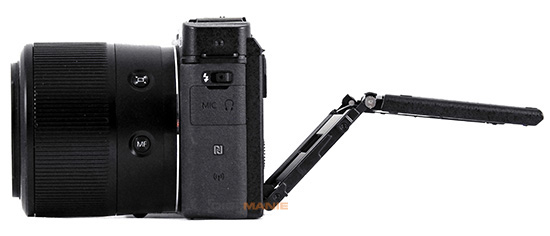 Canon PowerShot G3 X levá strana s vyklopeným displejem
