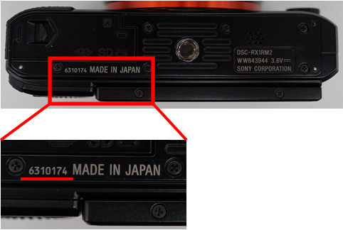 Umístění sériového čísla na Sony Cyber-shot RX1R II